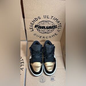 Air Jordan 1 Low Gold Toe (Men 9)(Women